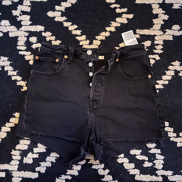 Levi's Pants - Ribcage Levi shorts. Size 28. Black